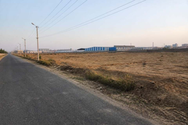 Road-facing industrial land in Greater Noida